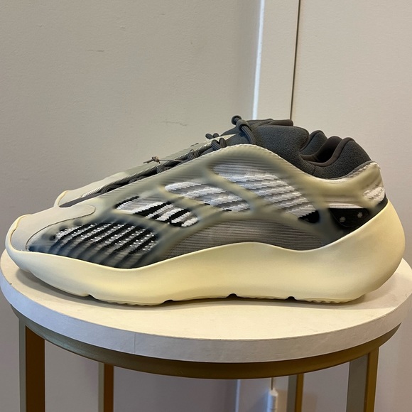 Yeezy 700 V3 Salt- Size 12.5 (Fits like 12) Brand New (Deadstock) - Picture 3 of 8